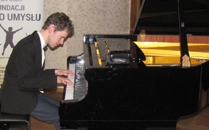 Wpis Dzięki aparatowi słuchowemu odkrył w sobie talent muzyczny! Zbiórka na fortepian trwa! - miniaturka zdjęcia