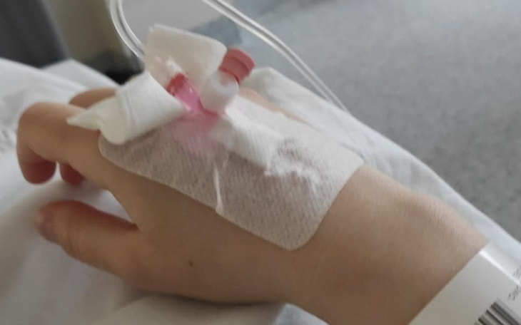 Ręka pacjenta z wkłuciem dożylanym w szpitalu.