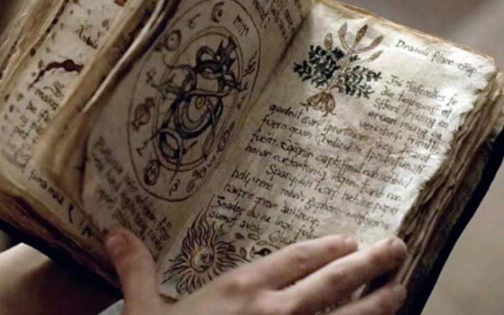 Starożytna księga z rysunkami i tekstem w języku łacińskim.