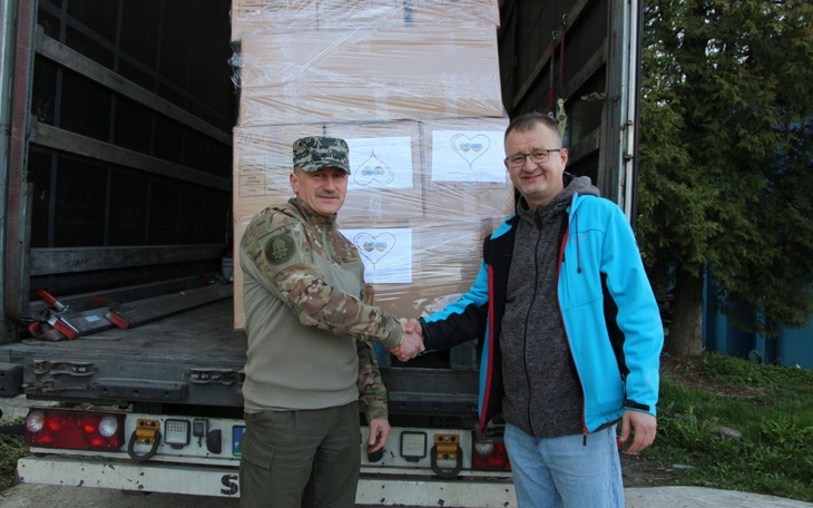 Przekazanie darów przez żołnierza i wolontariusza.