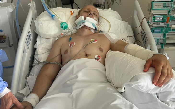 Mężczyzna leżący w szpitalnym łóżku, podłączony do aparatury medycznej.