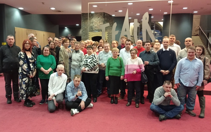 Grupa ludzi pozująca do zdjęcia na wydarzeniu.