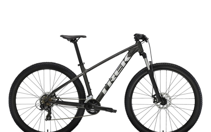 Rower górski marki Trek na białym tle.