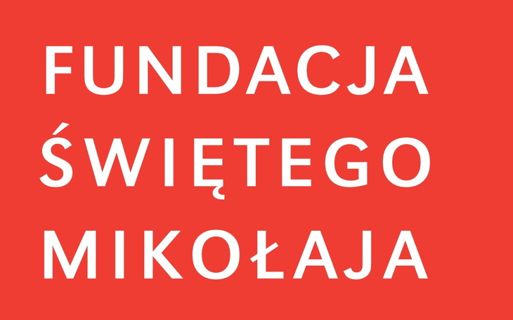 Pies w czerwonym sweterku na rękach właściciela.