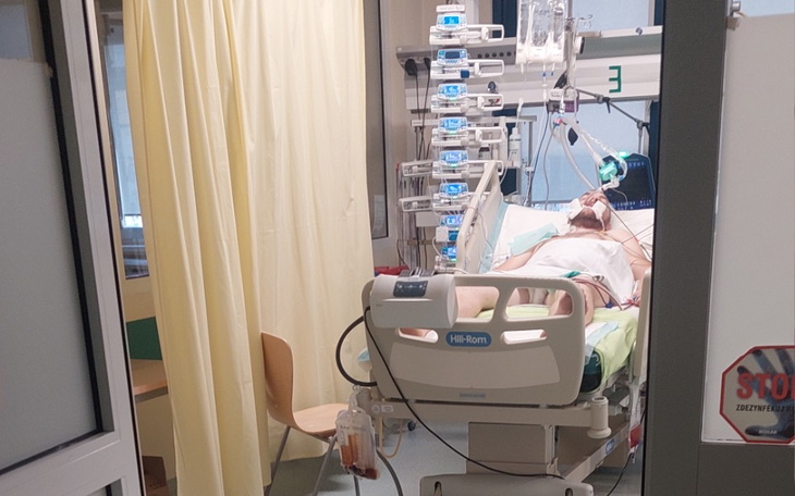 Piłka nożna na boisku, symbolizująca pasję do sportu.