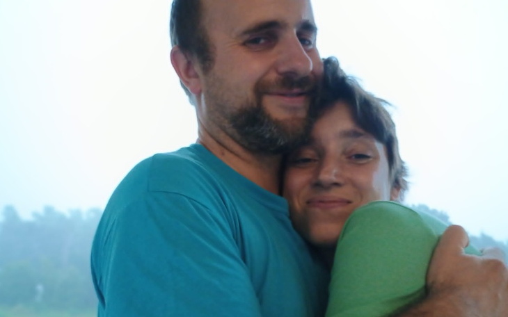 Para przytulająca się w deszczowy dzień.