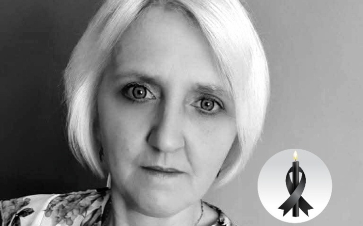 Czarna i biała fotografia kobiety z symbolem żałoby.