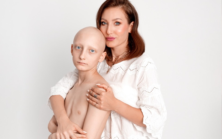 Matka z dzieckiem, które zmaga się z chorobą, w emocjonalnej chwili.