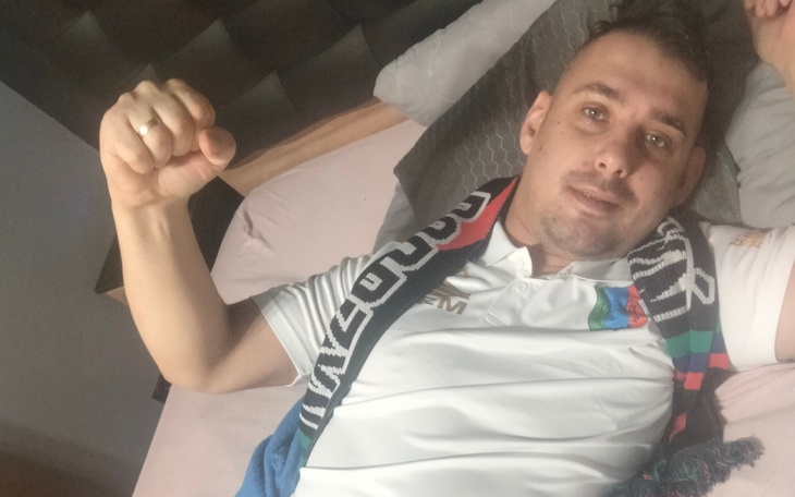 Mężczyzna z uśmiechem, pokazujący siłę.