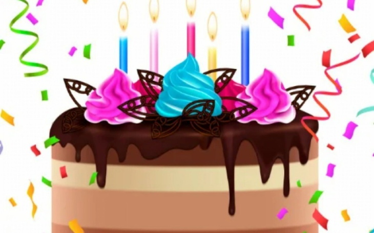 Tort urodzinowy z kolorowymi świeczkami i dekoracjami.