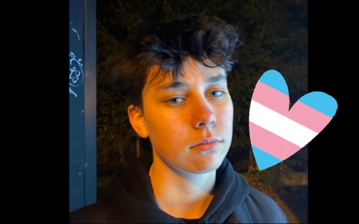 Młoda osoba z zamyślonym wyrazem twarzy, z sercem w tle.