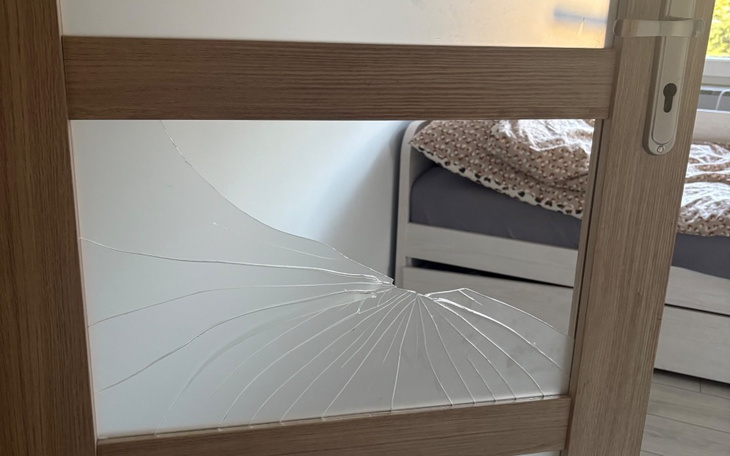Złamane szkło w drzwiach, które wymaga naprawy.