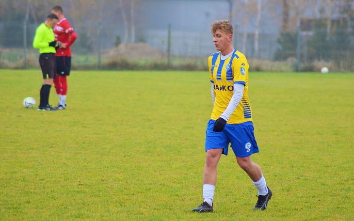 Młody piłkarz na boisku podczas meczu.