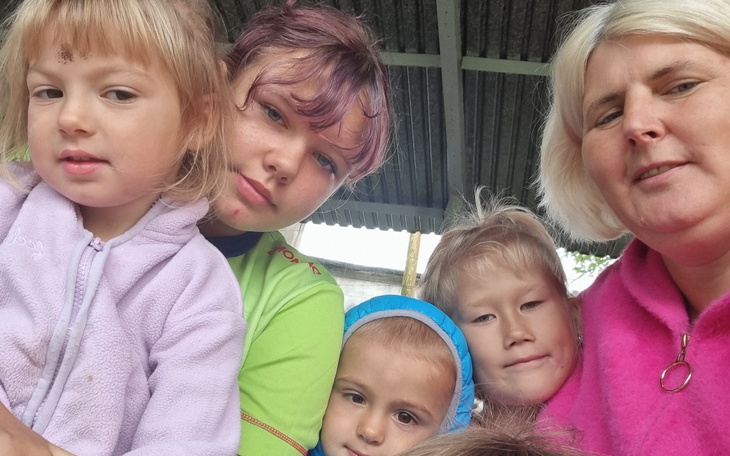 Grupa dzieci i dorosłych na wspólnym zdjęciu.