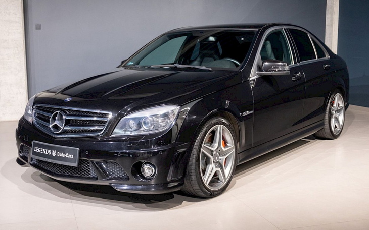 Elegancki czarny samochód osobowy marki Mercedes.