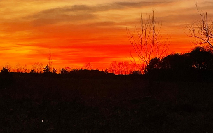 Malowniczy zachód słońca nad horyzontem, pełen ciepłych kolorów.