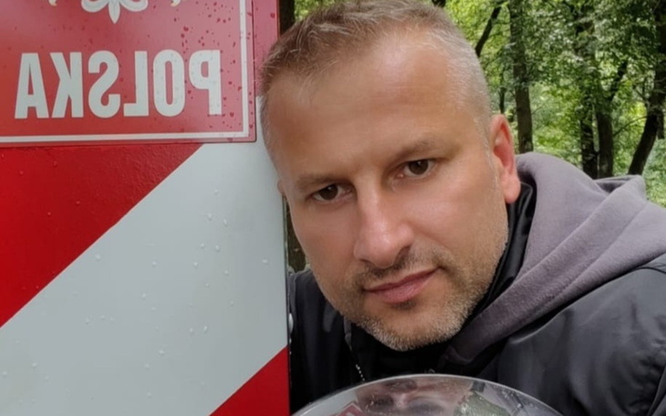 Dzieci bawiące się w zimowym otoczeniu, otoczone śniegiem.