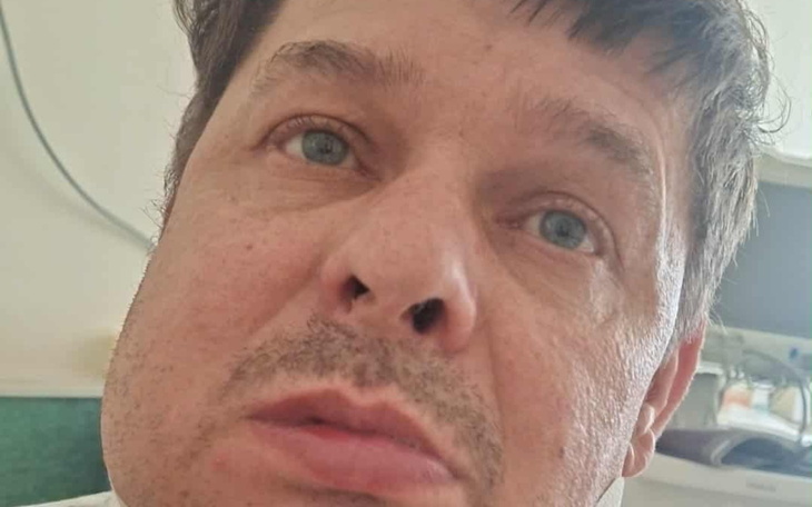 Mężczyzna w szpitalu, wygląda na zmartwionego.