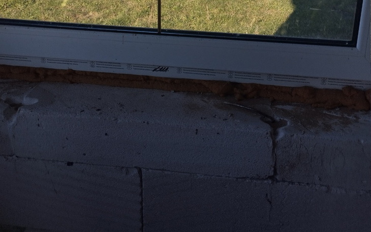 Widok na uszkodzoną ścianę przy oknie.