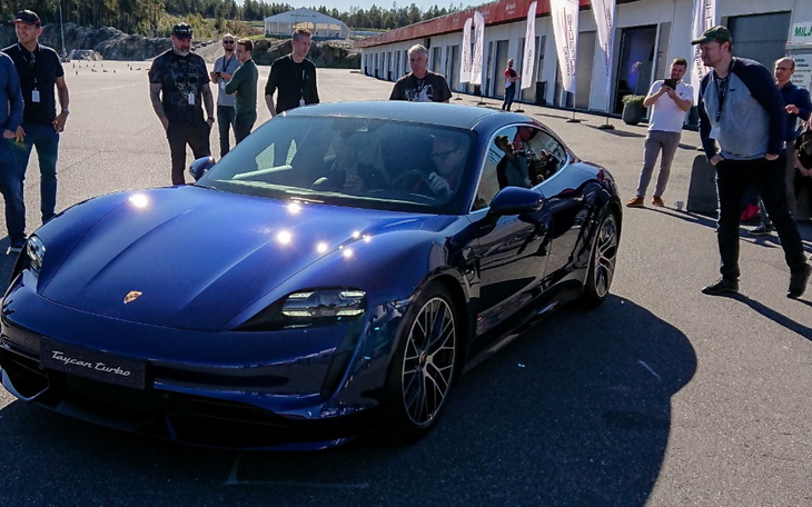 Zbiórka Wymiana furki na Porsche Taycan - zdjęcie główne