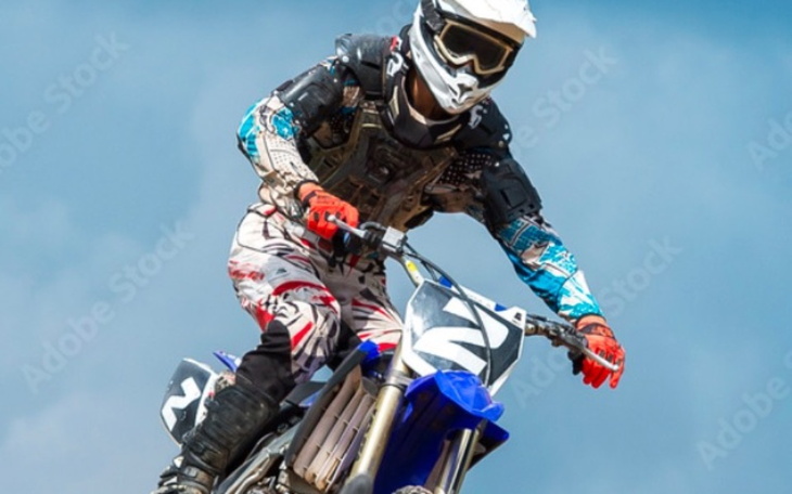 Motocyklista w akcji na torze wyścigowym.