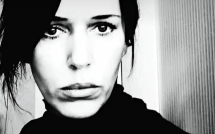 Czarno-białe zdjęcie kobiety z wyrazem twarzy pełnym emocji.