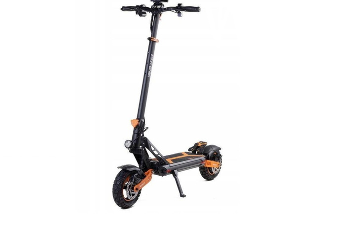 Nowoczesna hulajnoga elektryczna z dużymi kołami i mocnym silnikiem.