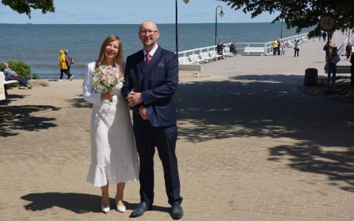 Para młoda na promenadzie nadmorskiej.