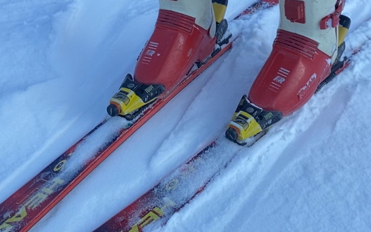 Narty na śniegu, przygotowane do jazdy.