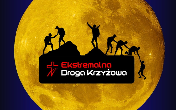 Logo Ekstremalnej Drogi Krzyżowej na tle pełni księżyca.