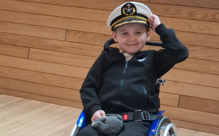 Chłopiec w wózku, przebrany za kapitana.