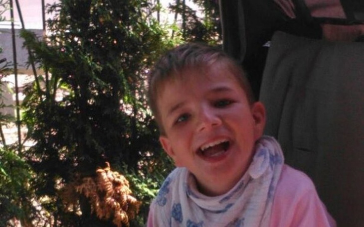 Chłopiec uśmiechający się, spędzający czas na świeżym powietrzu.