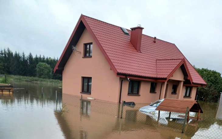 Zalany dom, woda sięga do okien.