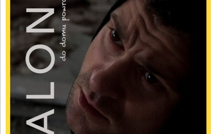 Mężczyzna w ciemnym ubraniu, z zamyśloną miną, patrzy w bok.