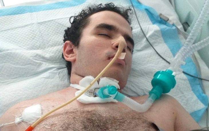 Mężczyzna w szpitalu, podłączony do aparatury medycznej.