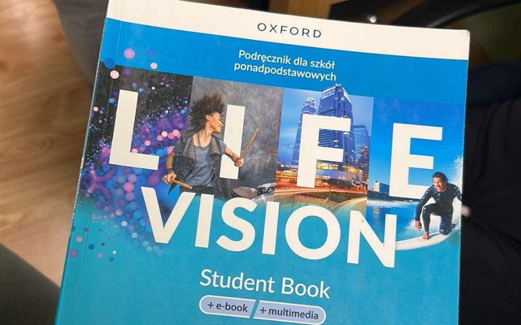 Podręcznik do nauki z grafiką i tytułem 'LIFE VISION'.
