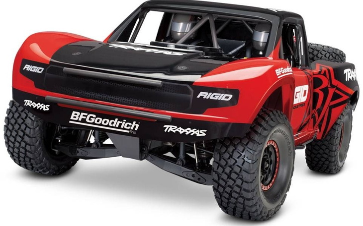 Zdalnie sterowany samochód terenowy, gotowy do jazdy w trudnym terenie.