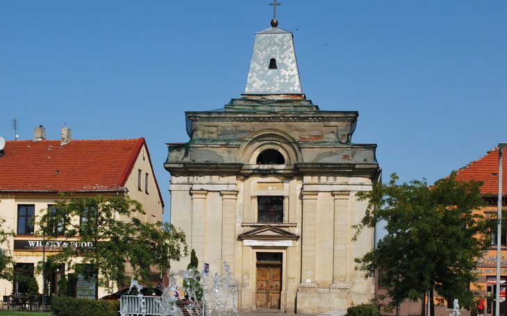 Stara, zniszczona budowla z zielonym dachem.