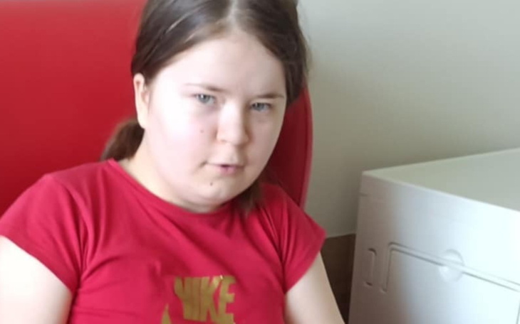 Dwa pluszowe króliki w Minecraft na półce.