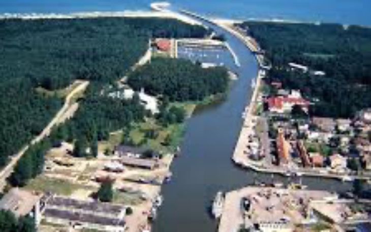 Widok na port i las, z lotu ptaka, nadmorska miejscowość.
