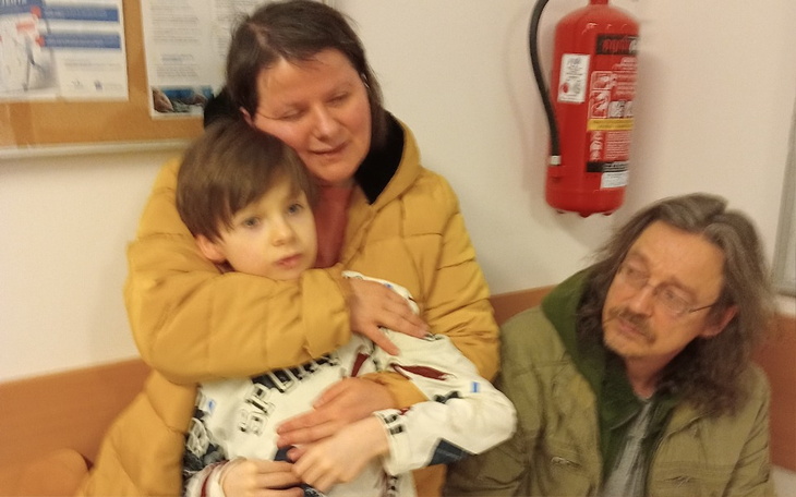 Matka przytulająca dziecko w poczekalni szpitalnej.