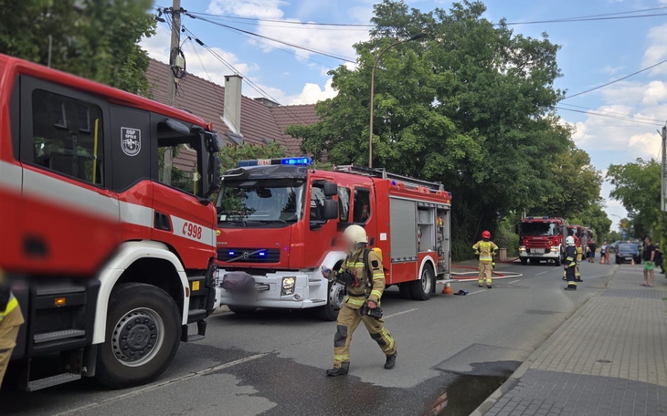 Akcja ratunkowa z wozami strażackimi na ulicy.