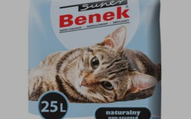 Opakowanie żwirku dla kota, z wizerunkiem kota na etykiecie.