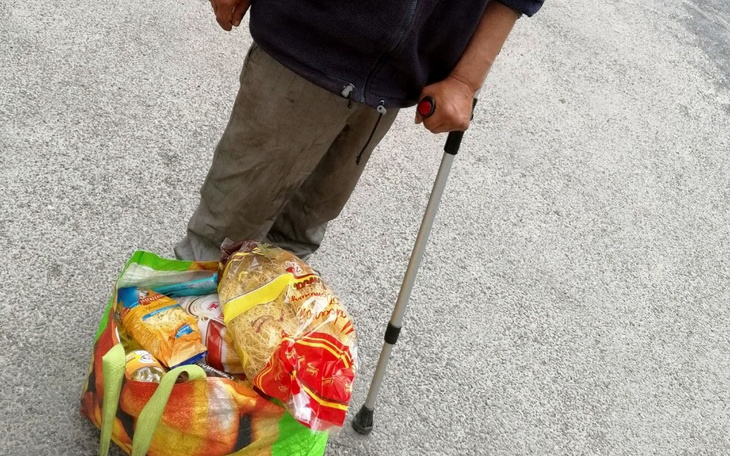 Osoba z torbą pełną jedzenia, wspierająca lokalną inicjatywę.