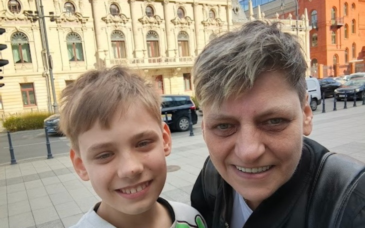 Zdjęcie dwóch osób na tle architektury.