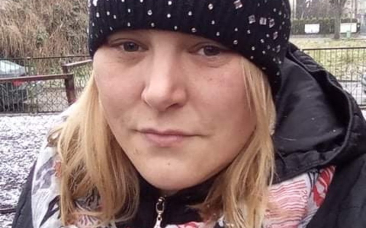 Kobieta w czapce i kurtce, z poważnym wyrazem twarzy.