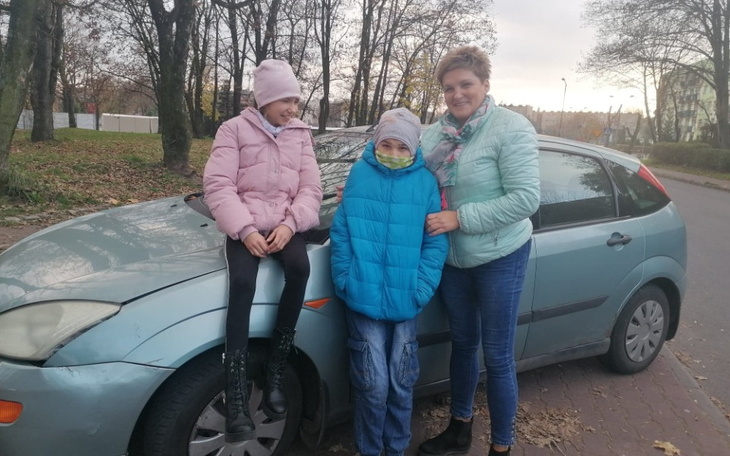 Rodzina z dziećmi spędza czas razem w przytulnym wnętrzu.