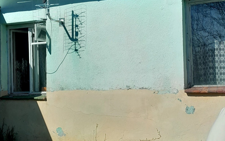 Widok na ścianę budynku z oknem i anteną.