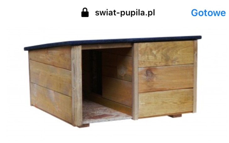 Drewniana budka dla zwierząt, z otwartym wejściem.