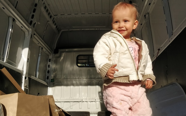 Mała dziewczynka bawiąca się w furgonetce.